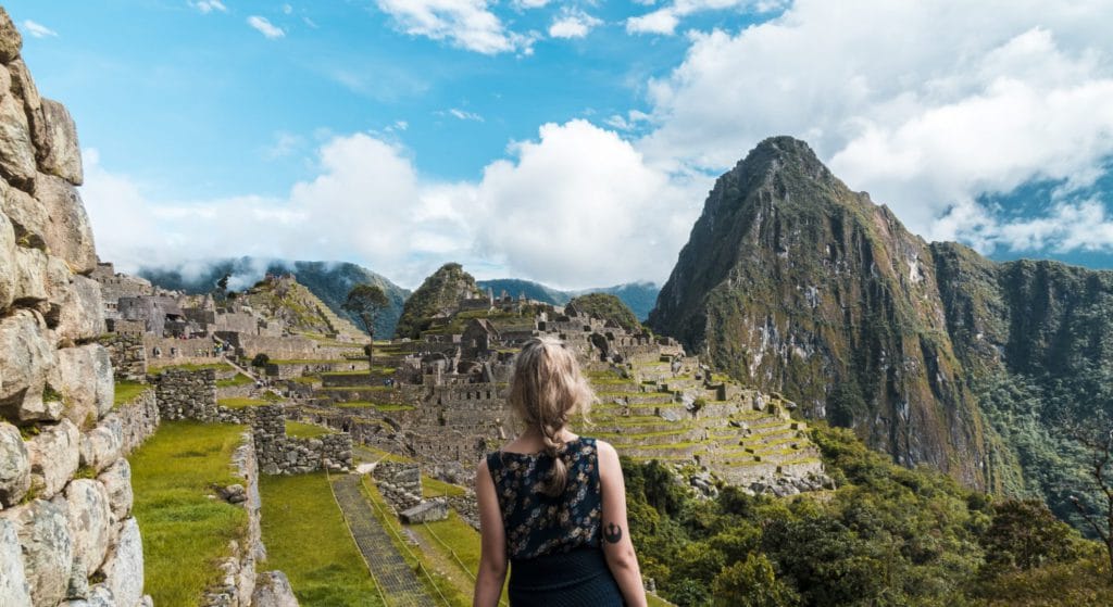 Landschaft von Machu Picchu in Peru und Rückansicht einer jungen Frau