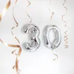 Luftballons in Form von Zahlen zum Geburtstag