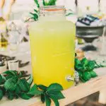 Distributeur en verre de citronnade pour une garden party