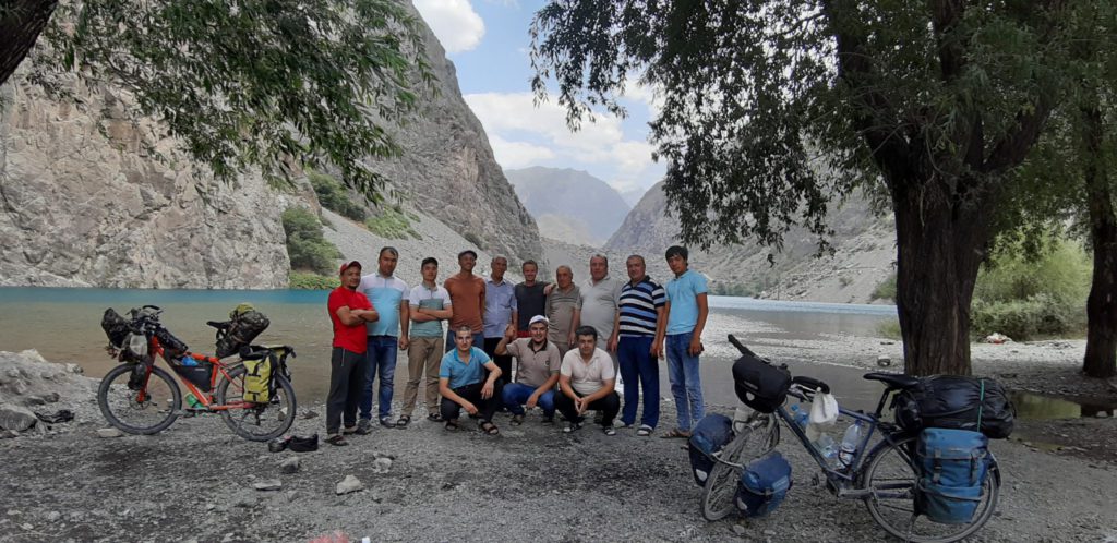 photo de groupes avec deux vélos