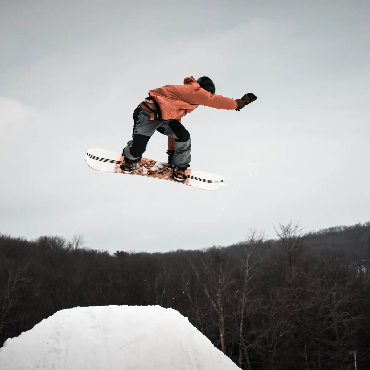 Snowboardeur au snowpark