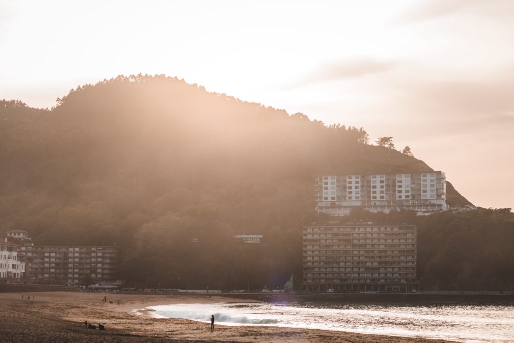 Sonnenuntergangsstrand im Baskenland