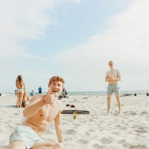 Freunde bei den Strandspielen