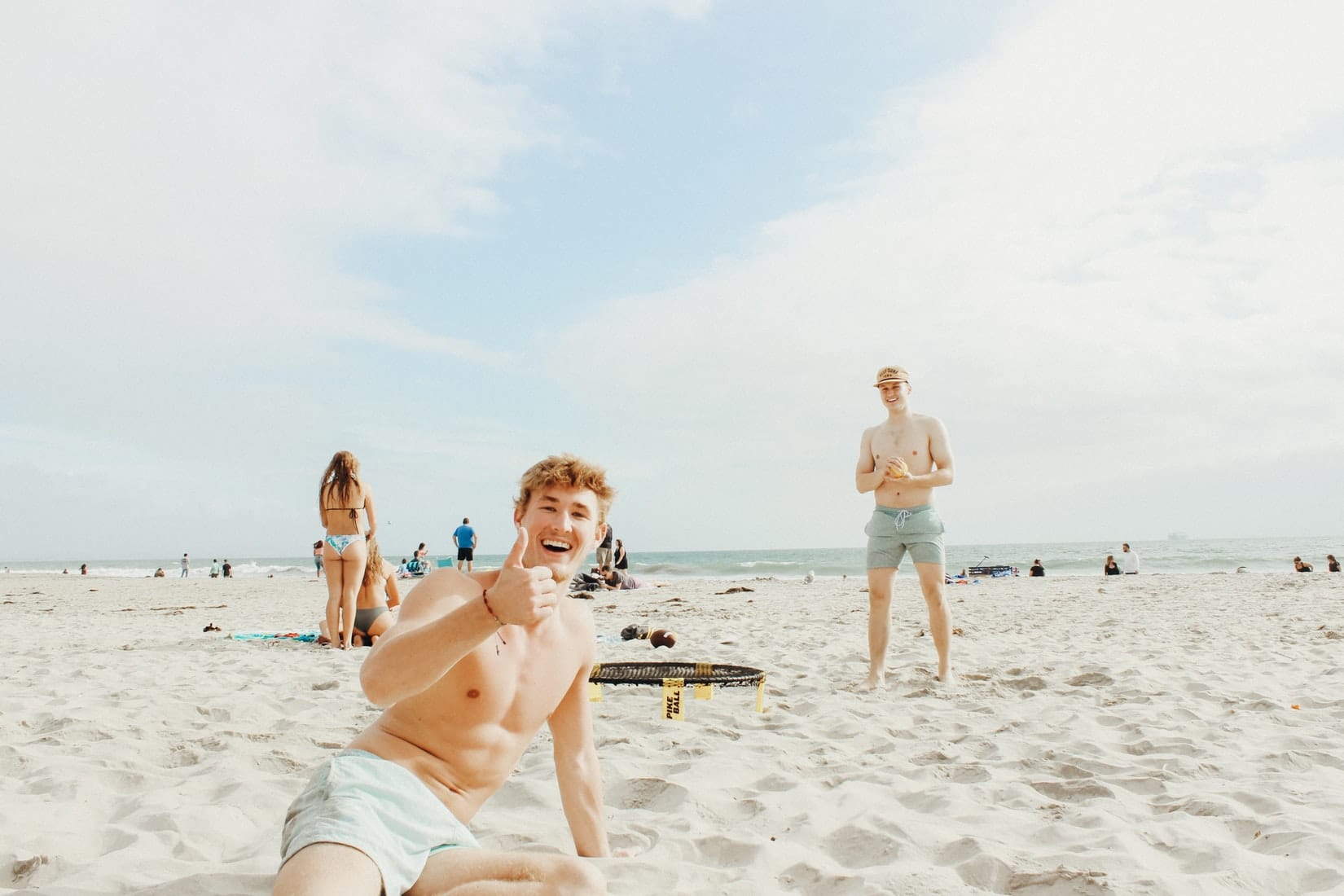 Freunde bei den Strandspielen