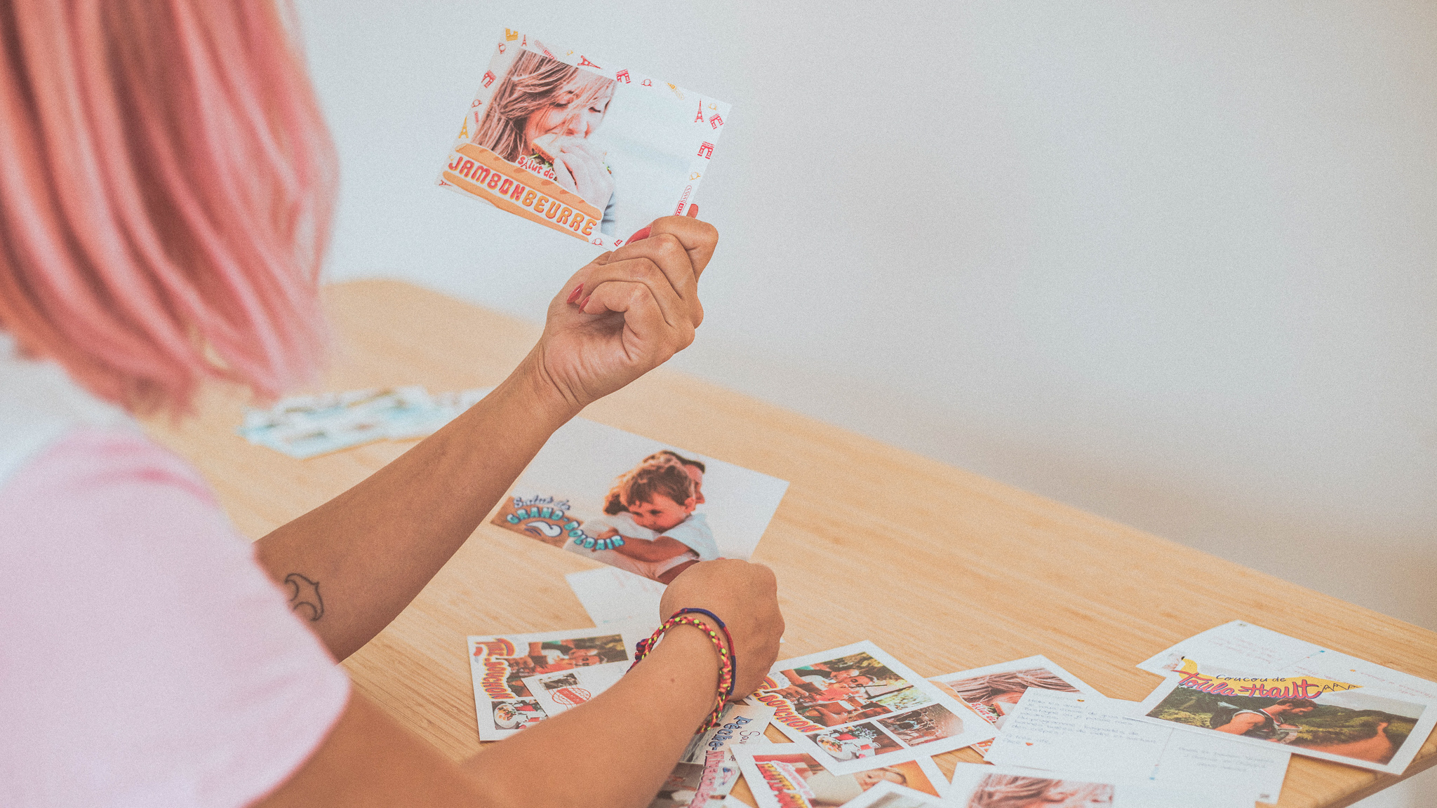 Shirley avec cartes postales d'ete Fizzer