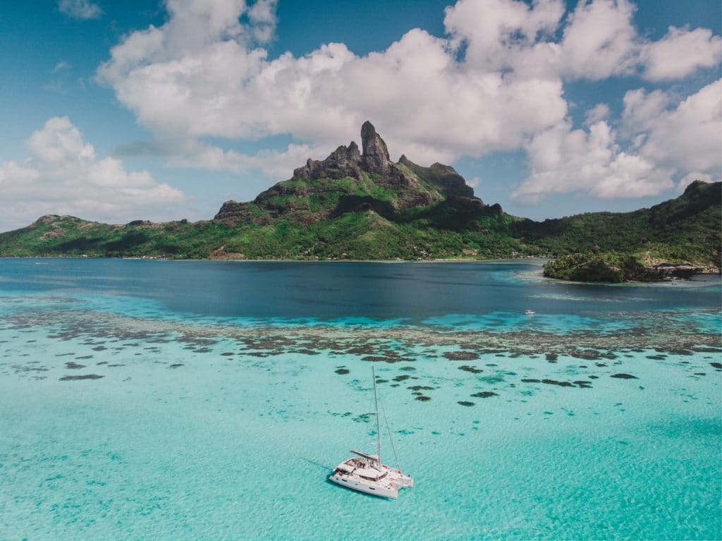 Türkisfarbene Landschaften Französisch-Polynesiens, ideal für Flitterwochen