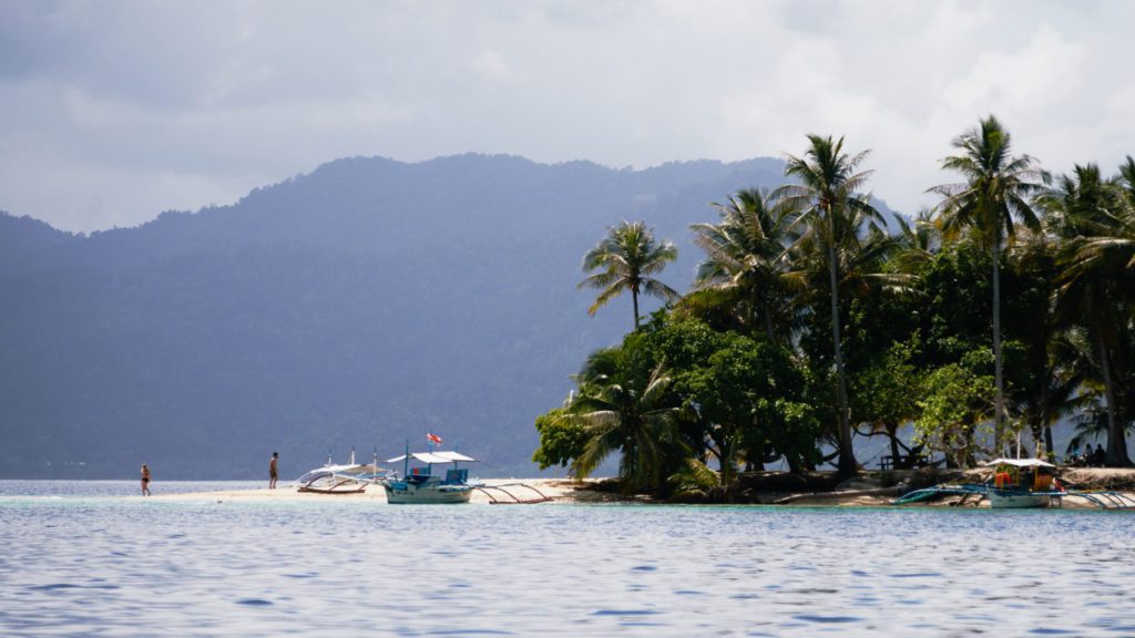 Boot angedockt am Strand von Port Barton auf den Philippinen