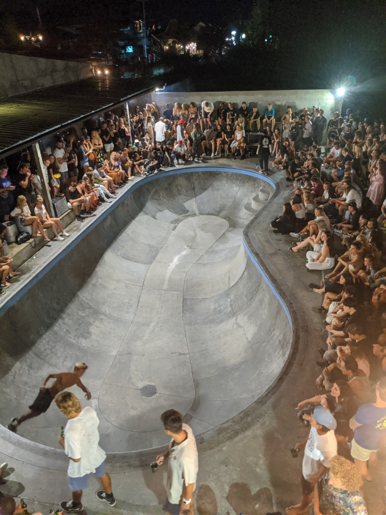 Hübsche Poison-Bar mit Skatepark in Canggu Bali