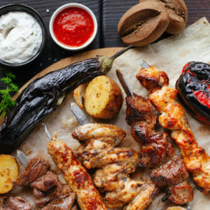 Rezept zum Grillen von Gemüse und Fleisch mit Spießen und Marinaden