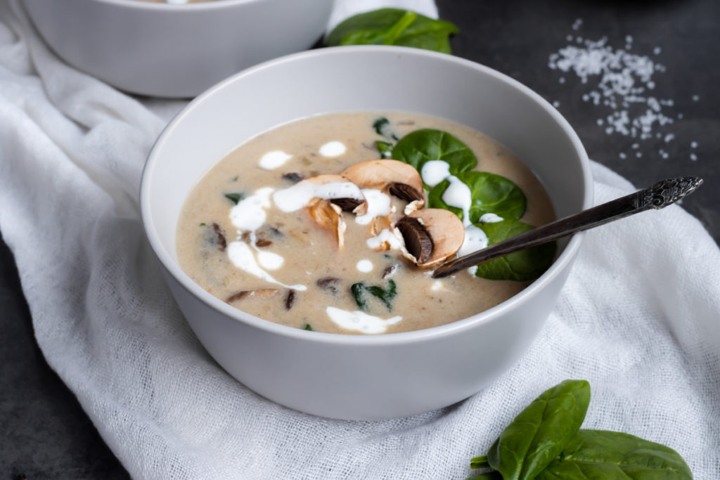 Herbstrezeptsuppe mit Steinpilzen und Haselnüssen