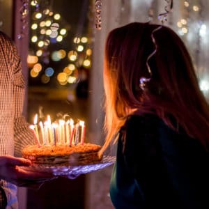 Femme qui souffle ses bougies d'anniversaire