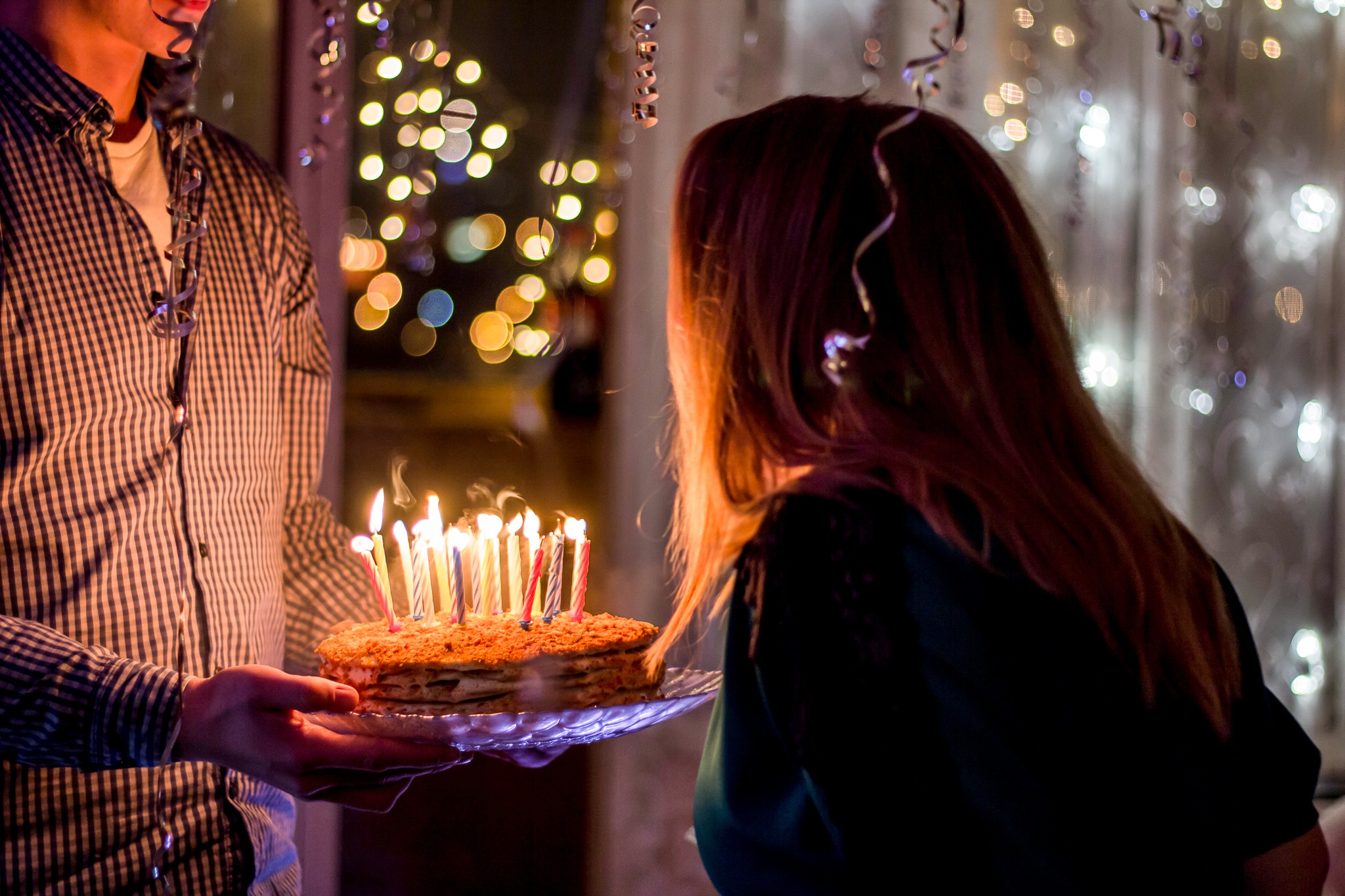Femme qui souffle ses bougies d'anniversaire