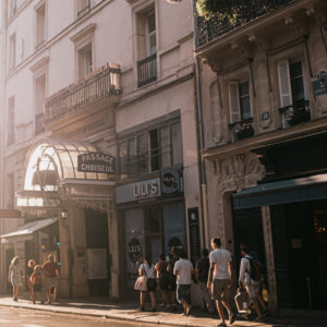 Straße in Paris im Sommer