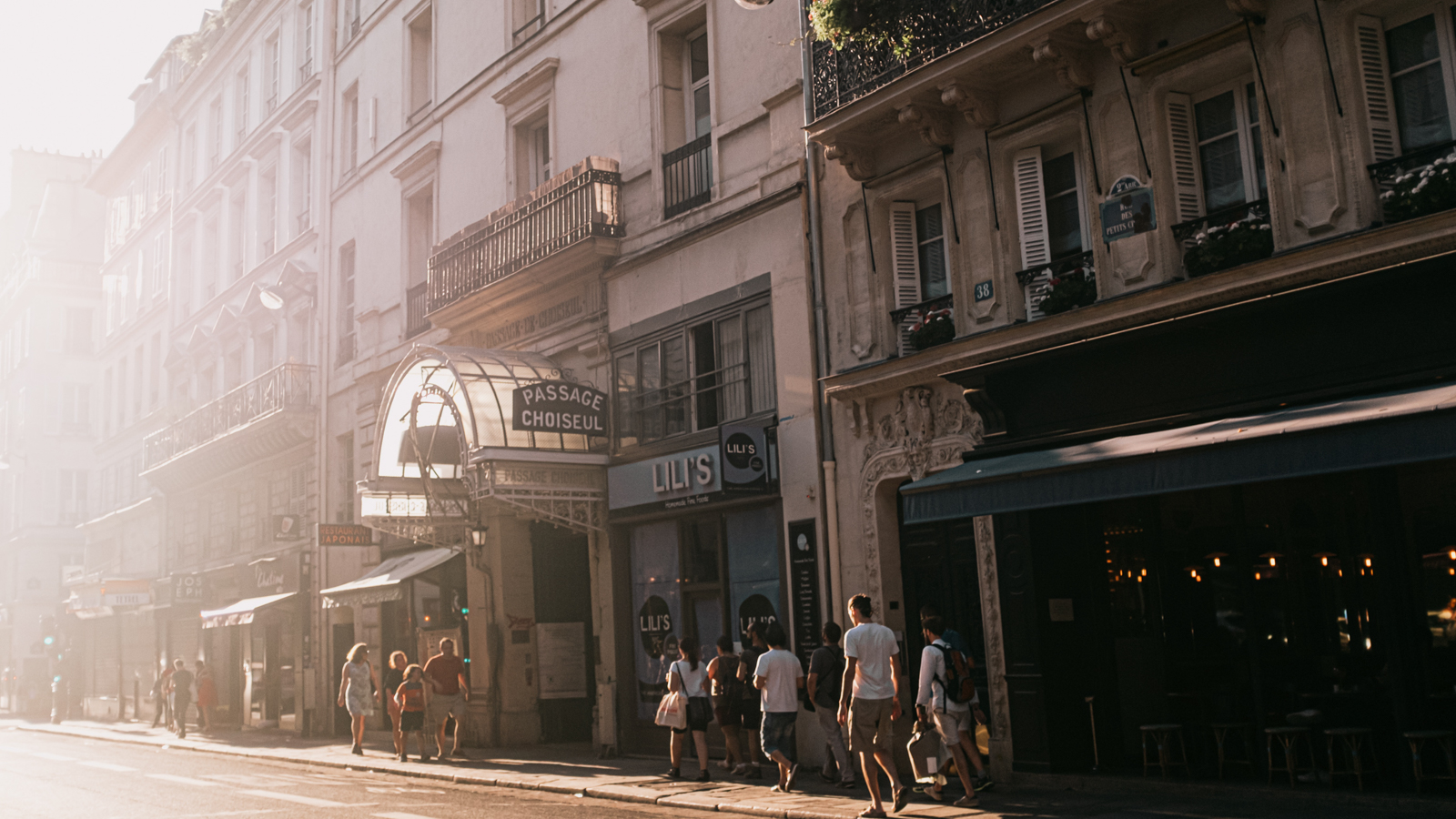 Straße in Paris im Sommer