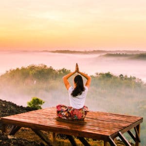 Session de yoga en Inde au lever du soleil