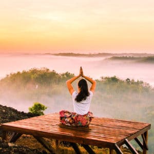 Yoga-Sitzung in Indien bei Sonnenaufgang