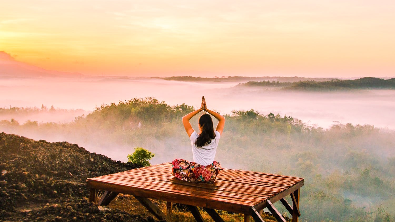 Yoga-Sitzung in Indien bei Sonnenaufgang