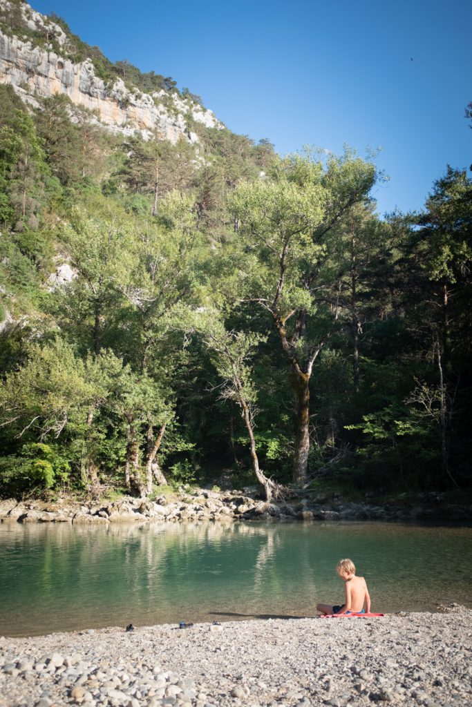 Kind am Ufer des Flusses in der Gorges du Verdon