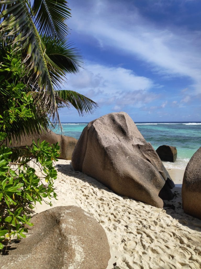 Roches sur le sable plage des Seychelles