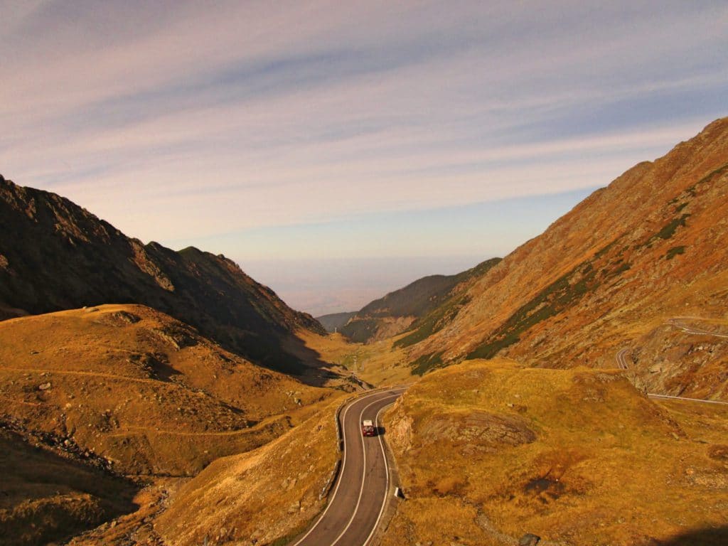 Route dans vallée en Roumanie