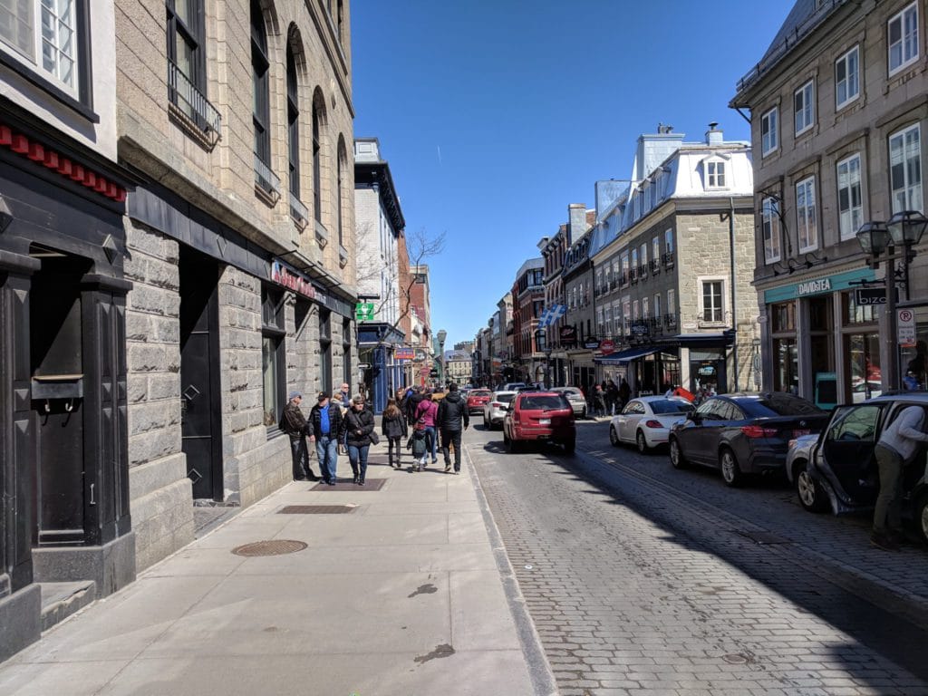 Straße im Zentrum von Quebec vor Passanten