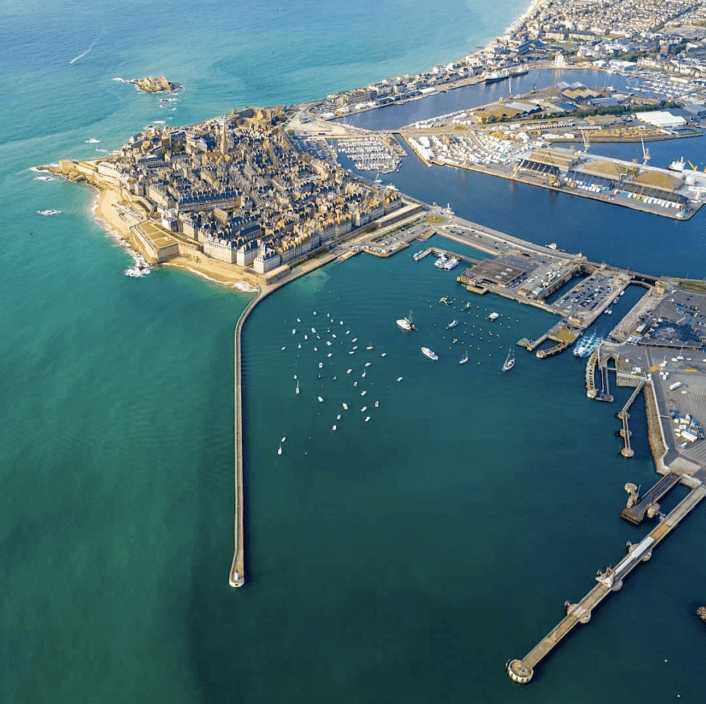 Hafen und Stadtmauer von Saint-Malo, Bretagne