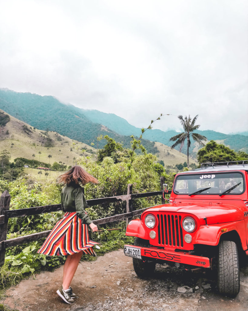 Roter Jeep und gestreifter Rock in Kolumbien von Lucie CMP