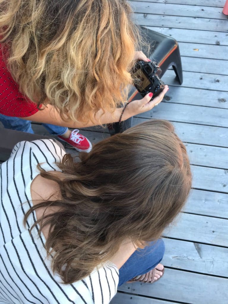 Shirley und Margaux betrachten die mit der Kamera aufgenommenen Fotos