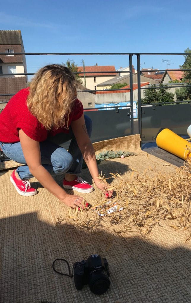 Shirley prépare une mise en scène pour le shooting photo