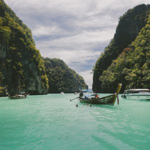 bateau traditionnel baie en thailande