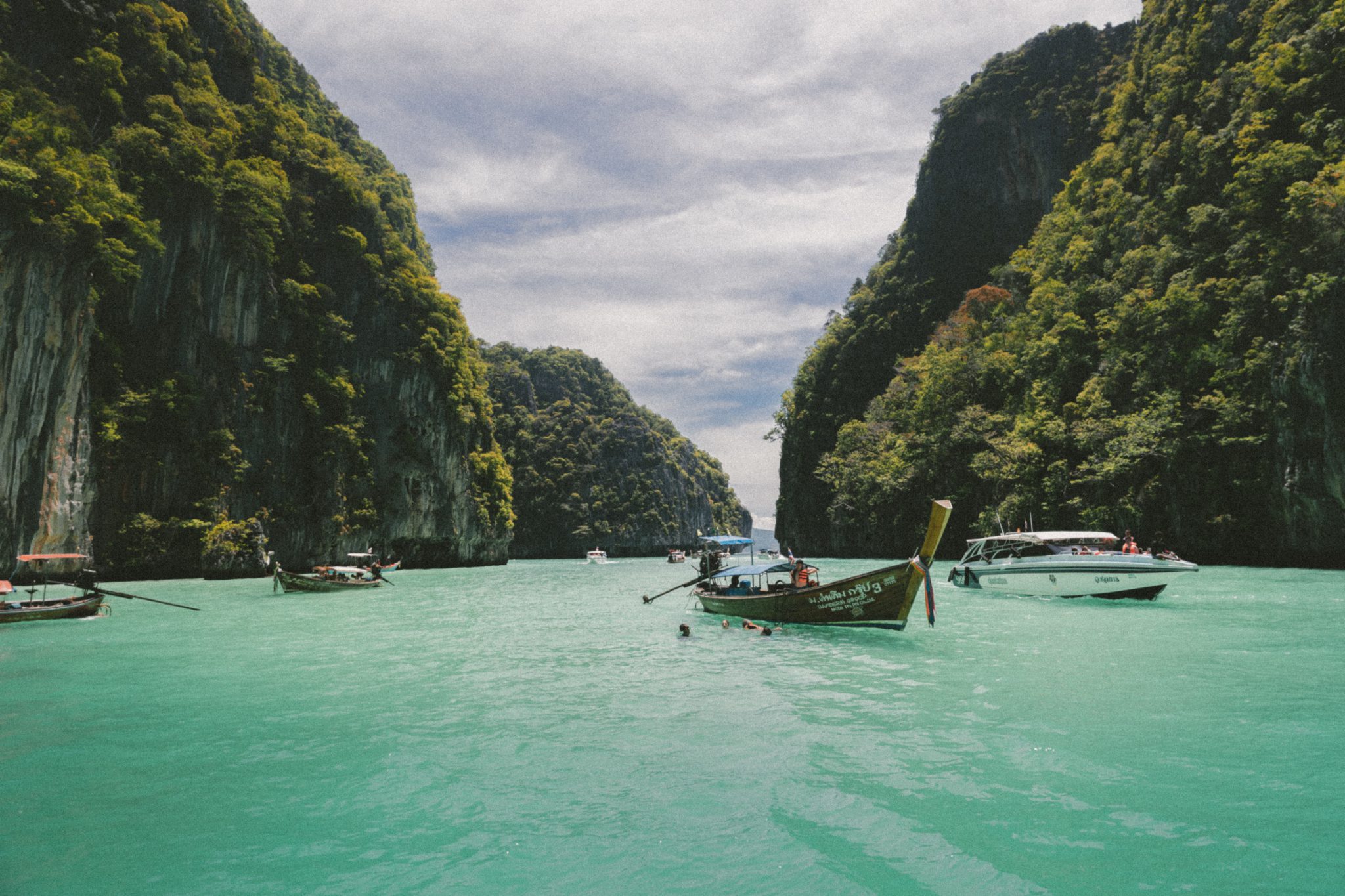 Traditionelles Buchtboot in Thailand