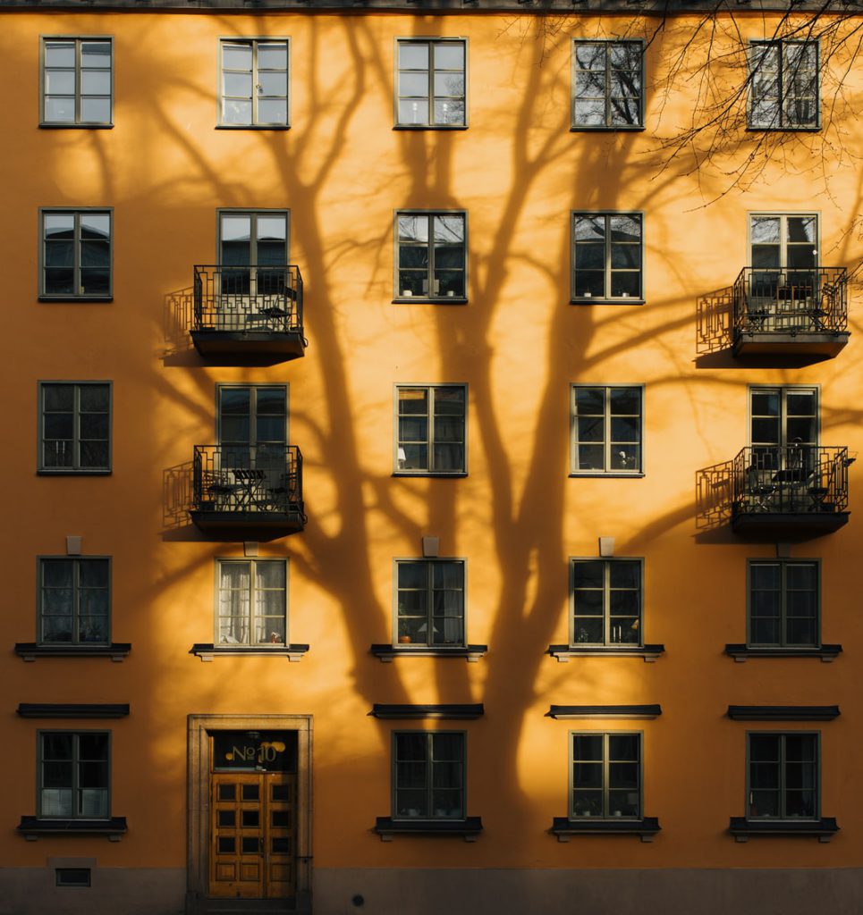 Orangefarbene Fassade eines Gebäudes in Stockholm