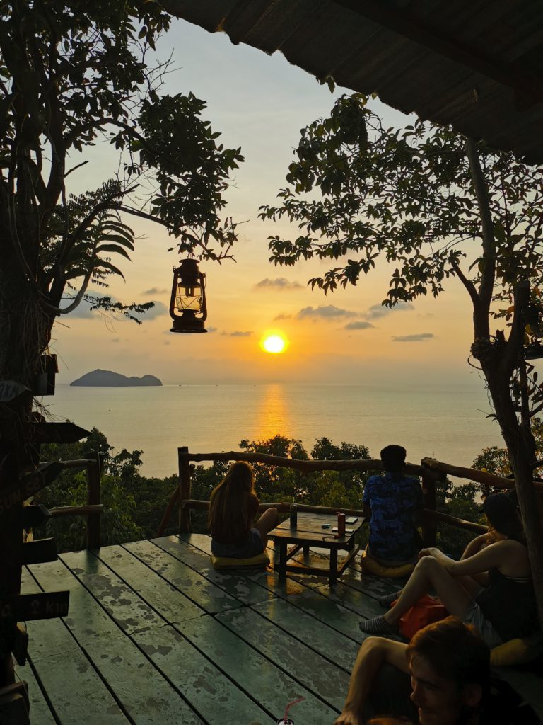 Sonnenuntergang im Coworking in Thailand