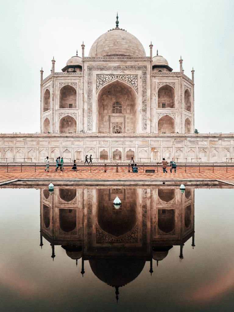 Taj Mahal und sein Spiegelbild in Indien