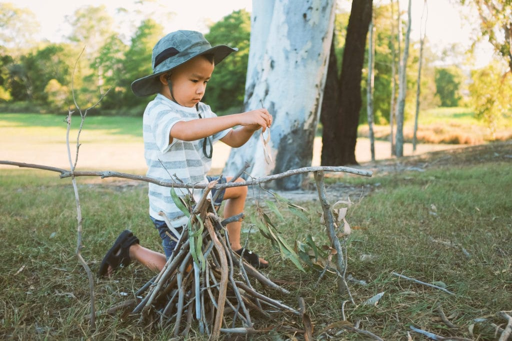 Enfant qui campe dans le jardin pour dormir une première fois dans une tente pendant l'été.