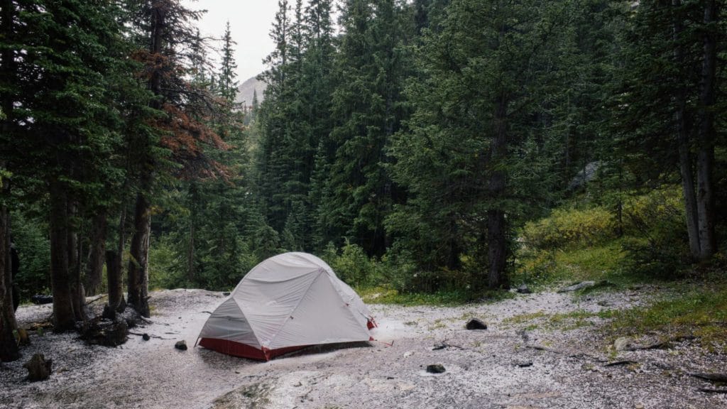 Tente qui a pris l'eau au beau milieu des bois