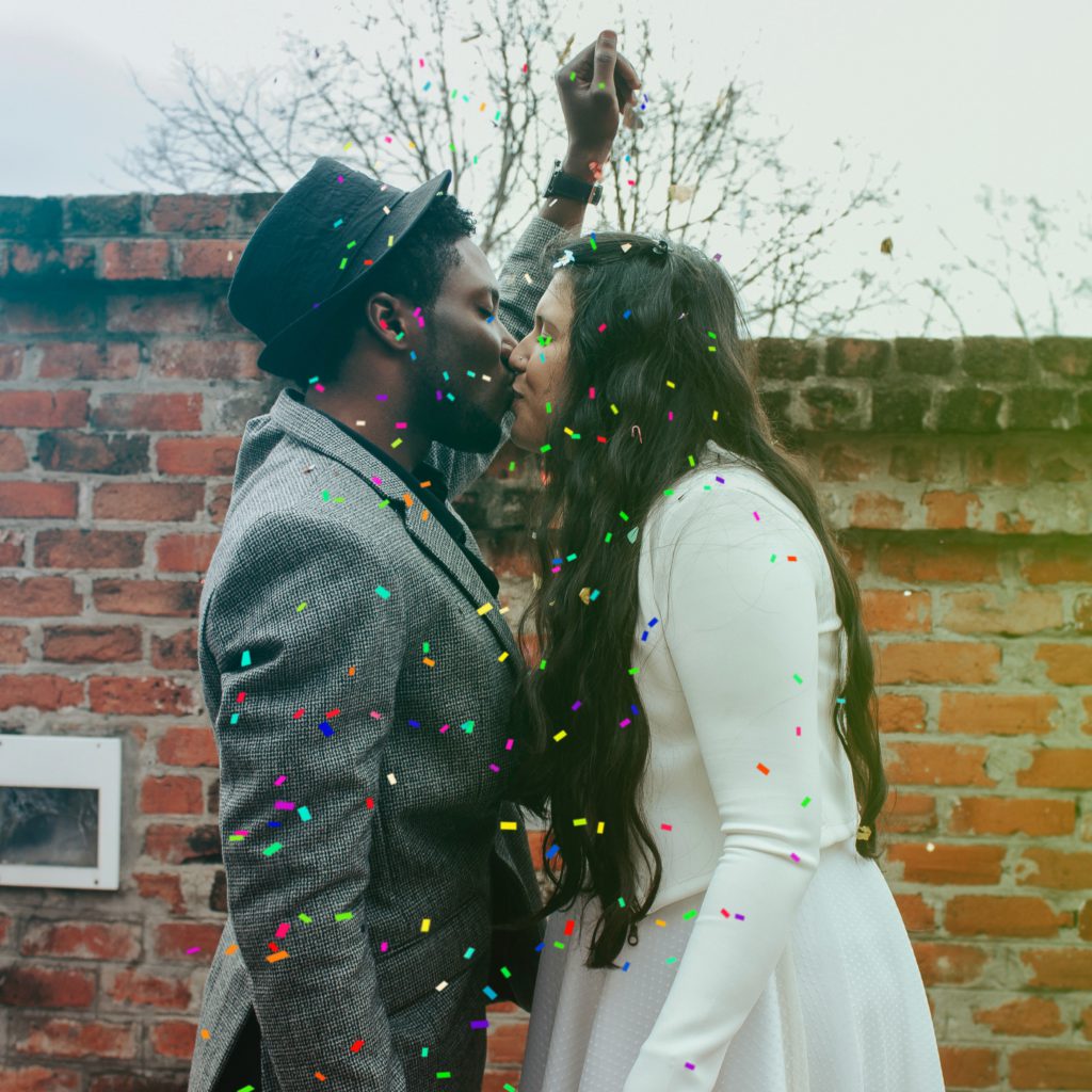 originelles Outfit für die standesamtliche Hochzeit mit Hut und Weste