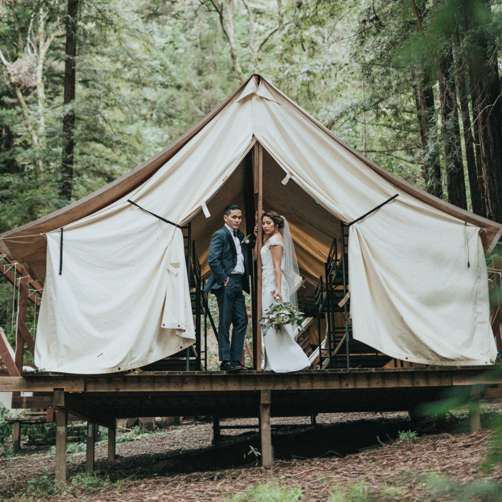 Böhmisches Hochzeitspaar-Festzelt im Wald