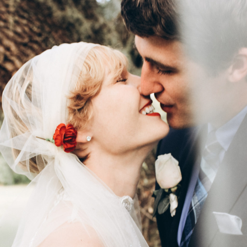 Hochzeitskleid und Vintage-Schleier