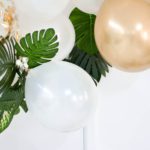 Ballons d'anniversaire dores et blancs avec feuilles theme jungle