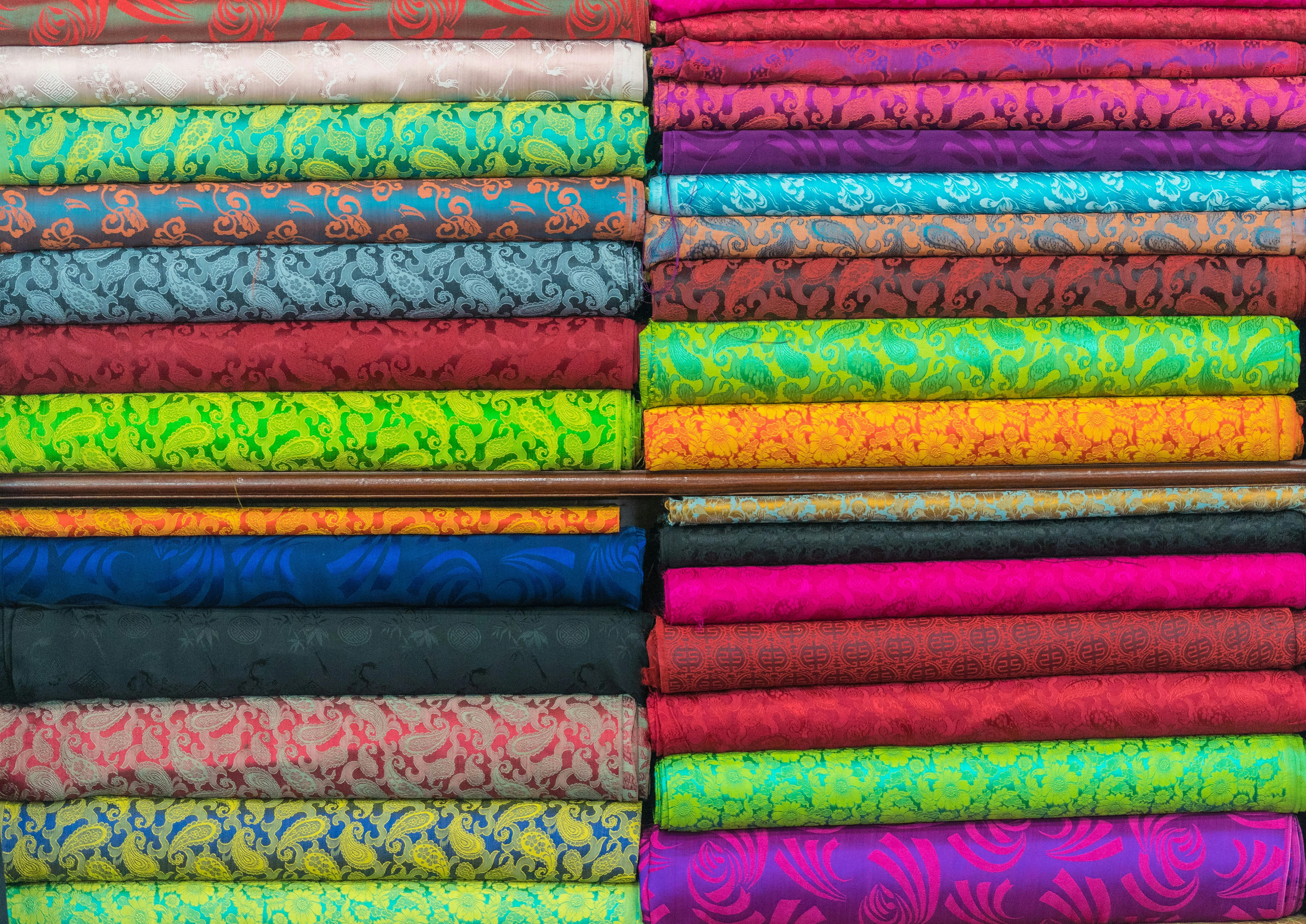 Personnaliser un cadeau avec un tissu coloré pour la fête des mères