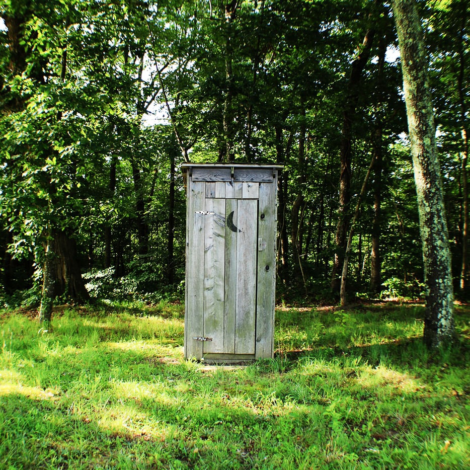 Toiletten 500 Meter vom Campingzelt entfernt. Dringender Wunsch mitten im Sommer