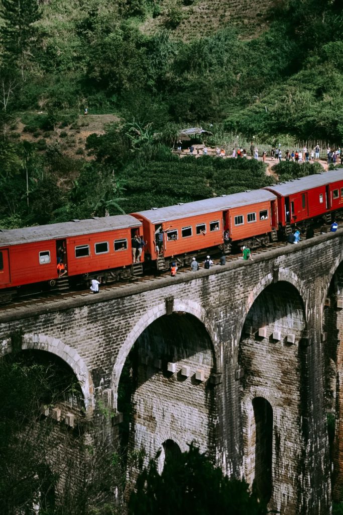 Trainieren Sie auf der 9-Bogen-Brücke in Ella