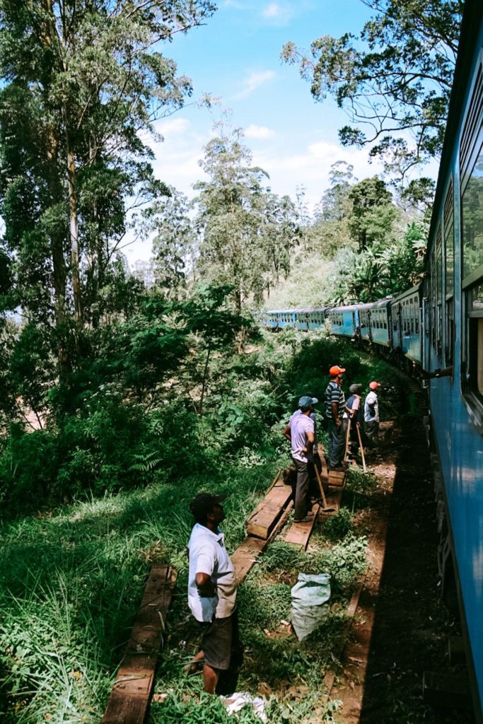 Blauer Zug von Kandy nach Ella in Sri Lanka