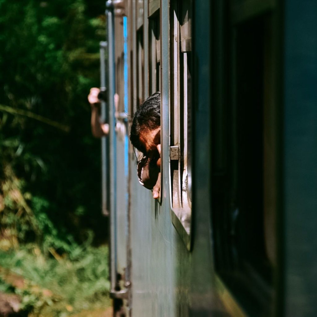 Voyageuse à bord du train bleu de Kandy à Ella