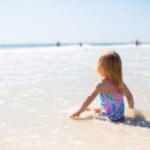 Enfant au bord de l'eau pendant ses vacances à la mer