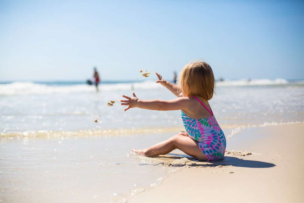 Urlaub am Meer, Kind im Sand