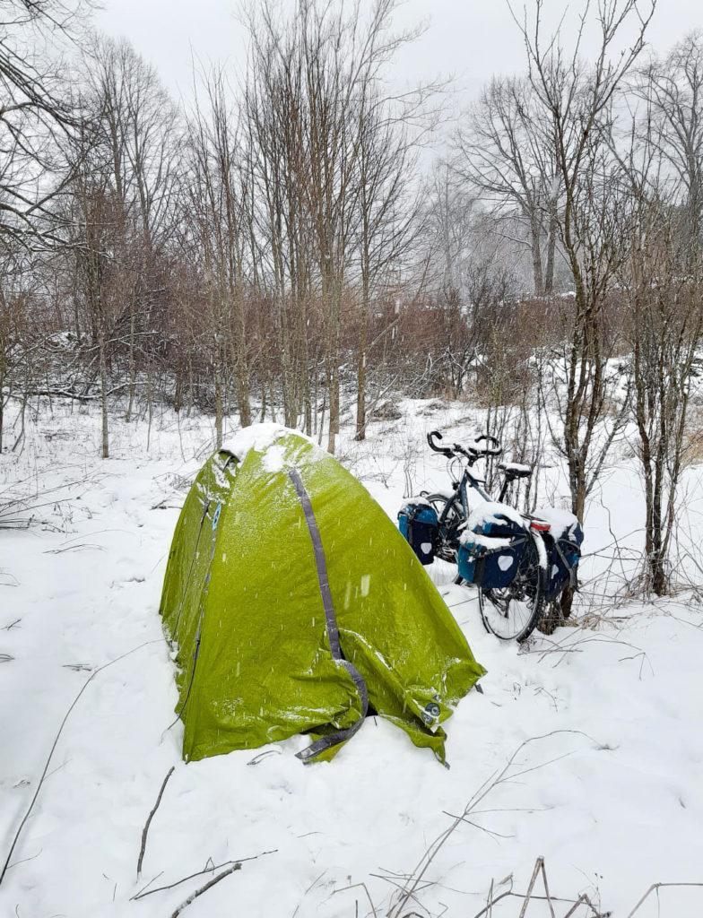 tente et vélo sous la neige