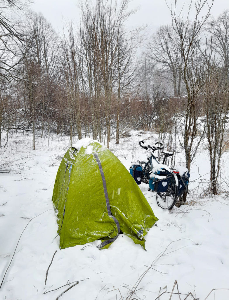 Zelt und Fahrrad im Schnee