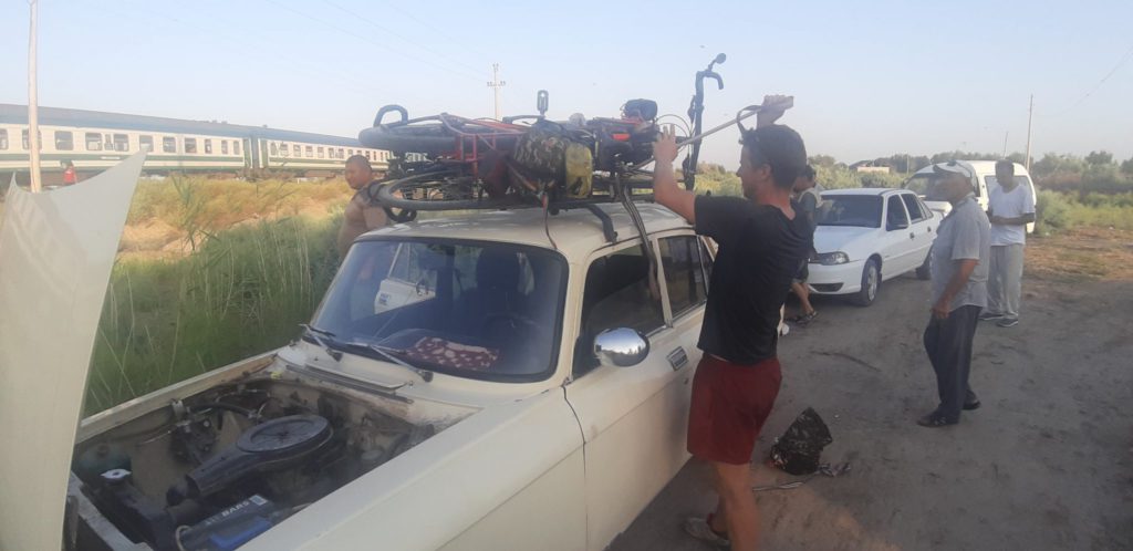 voyage vélo remorqué sur le toit d'une voiture